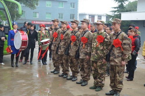 Tân binh Trung Quốc nhập ngũ